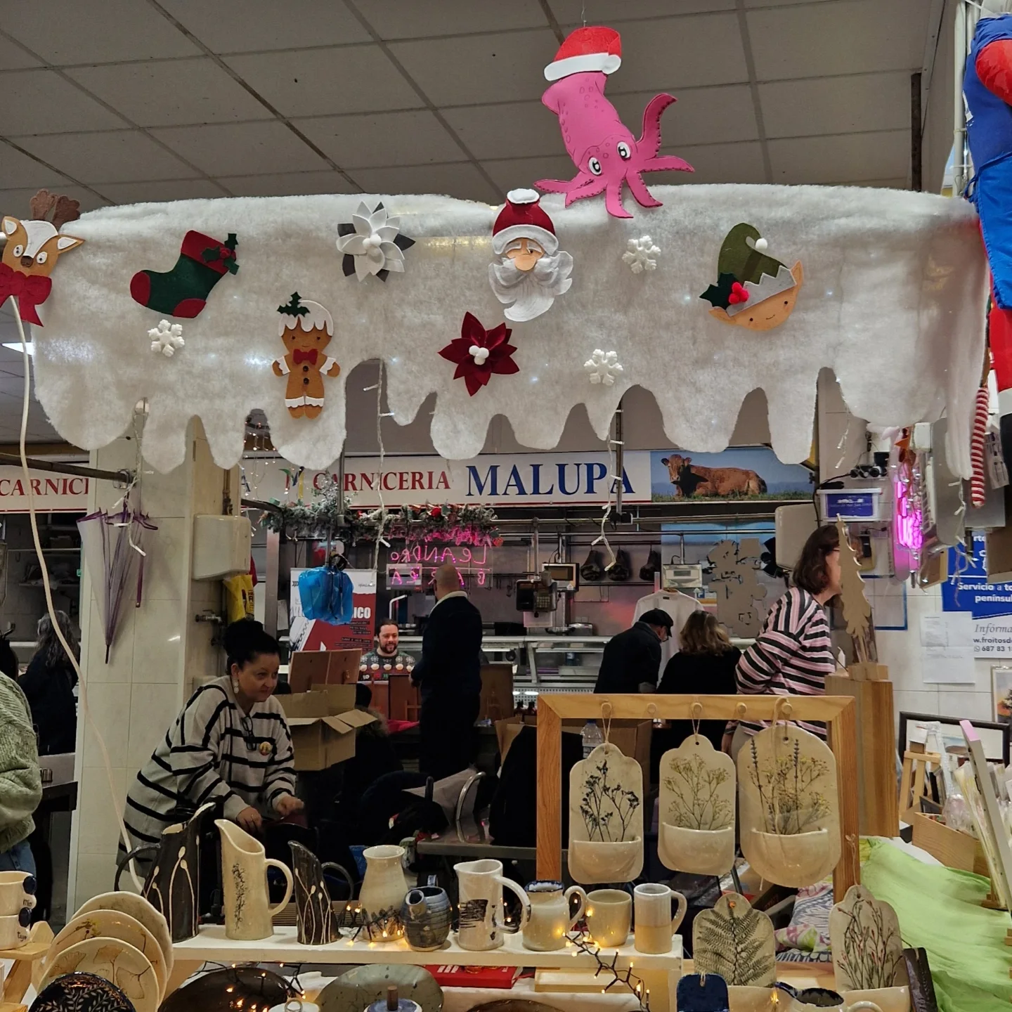 Mercado artesanal con piezas de MCui y decoración navideña