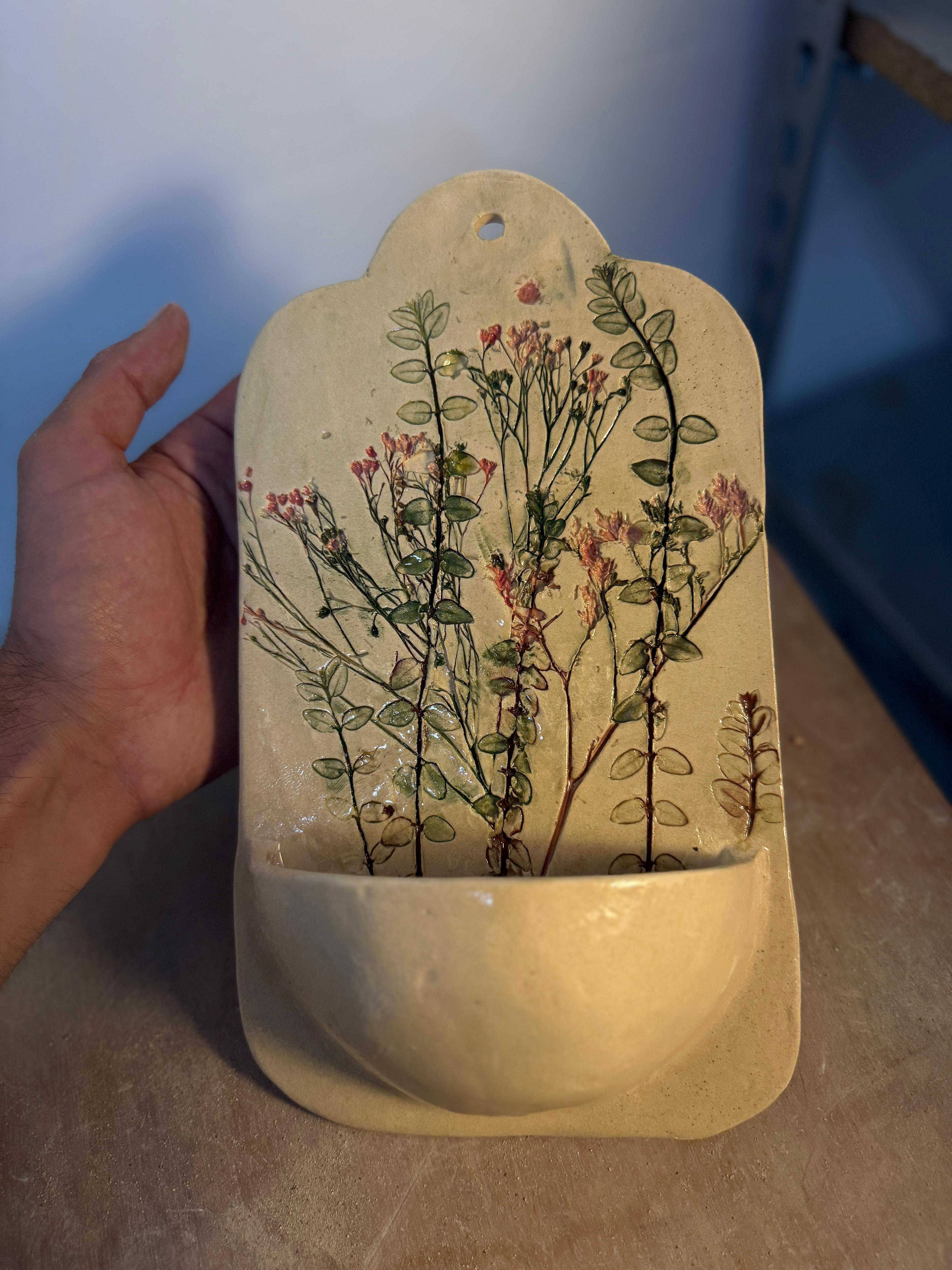 Aplique de pared de cerámica con flores prensadas y macetero integrado